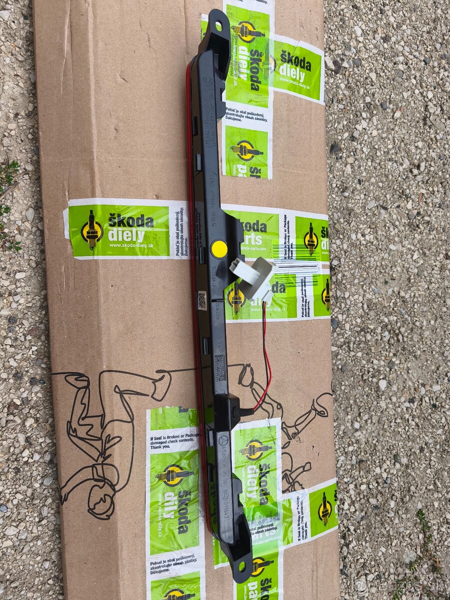 Tretie brzdové svetlo Mercedes GLC , E class , GLA ,Vito - 3