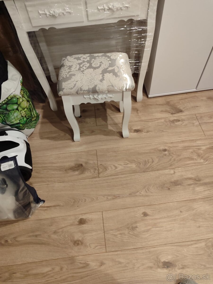 Kozmetický stolík - 3