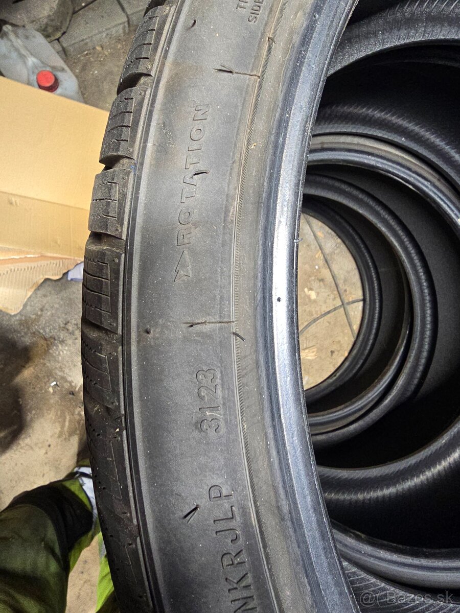 275/30 R21 - 3