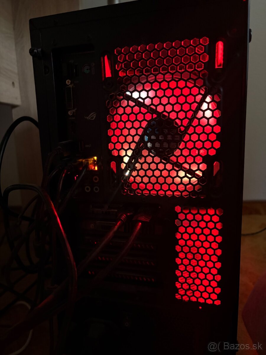 Predám kompletný herný setup – PC + 2 monitory + mikrofón - 3