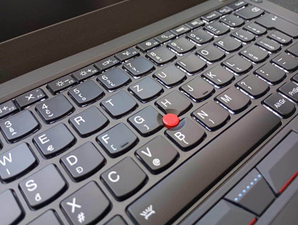 predám Lenovo thinkpad x260 ,Intel(R) Core™i3 , 8gb ram - 3