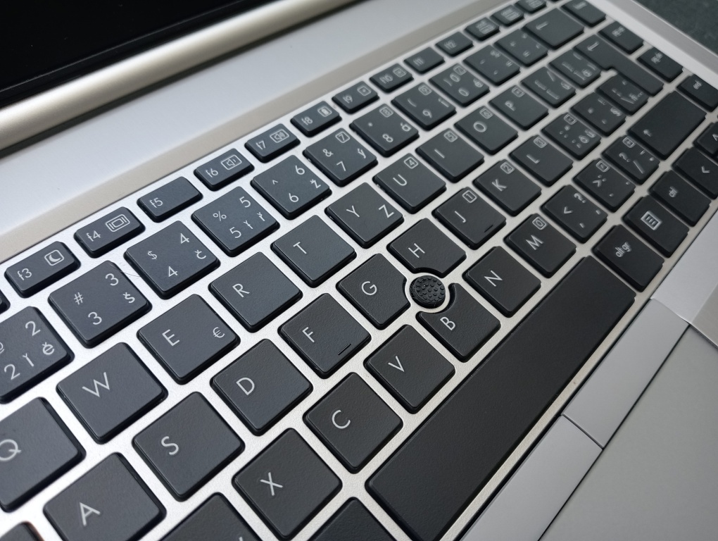 predám Hp elitebook 8470p , Intel(R) Core™i5 , 8gb ram ,ssd - 3