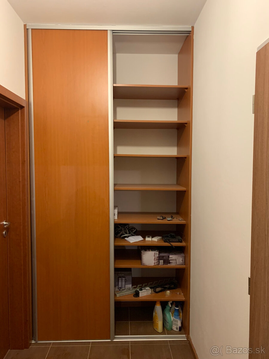 Predám zachovalú vstavanú skriňu. - 3