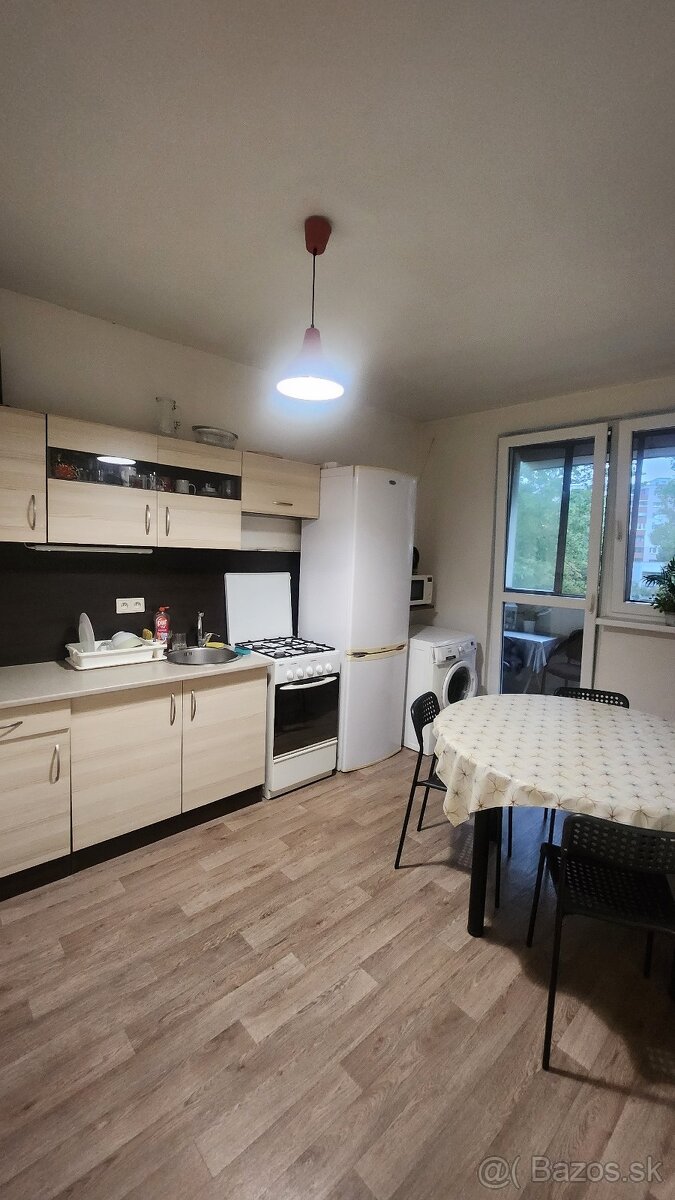 Prenajmem veľkú izbu na začiatku Petržalky - 3