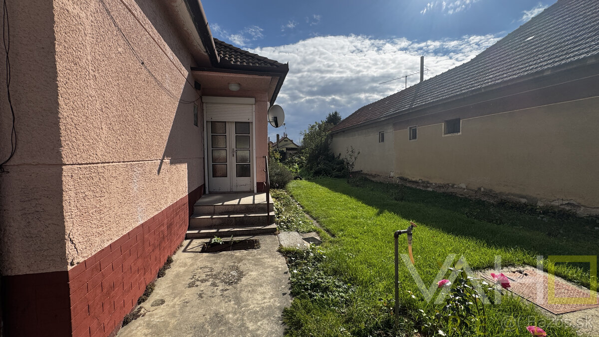 🏡 Na predaj: tehlový rodinný dom s veľkým pozemkom v obci Vá - 3