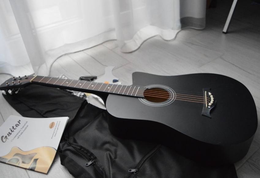 Akustická gitara s obalom - 3