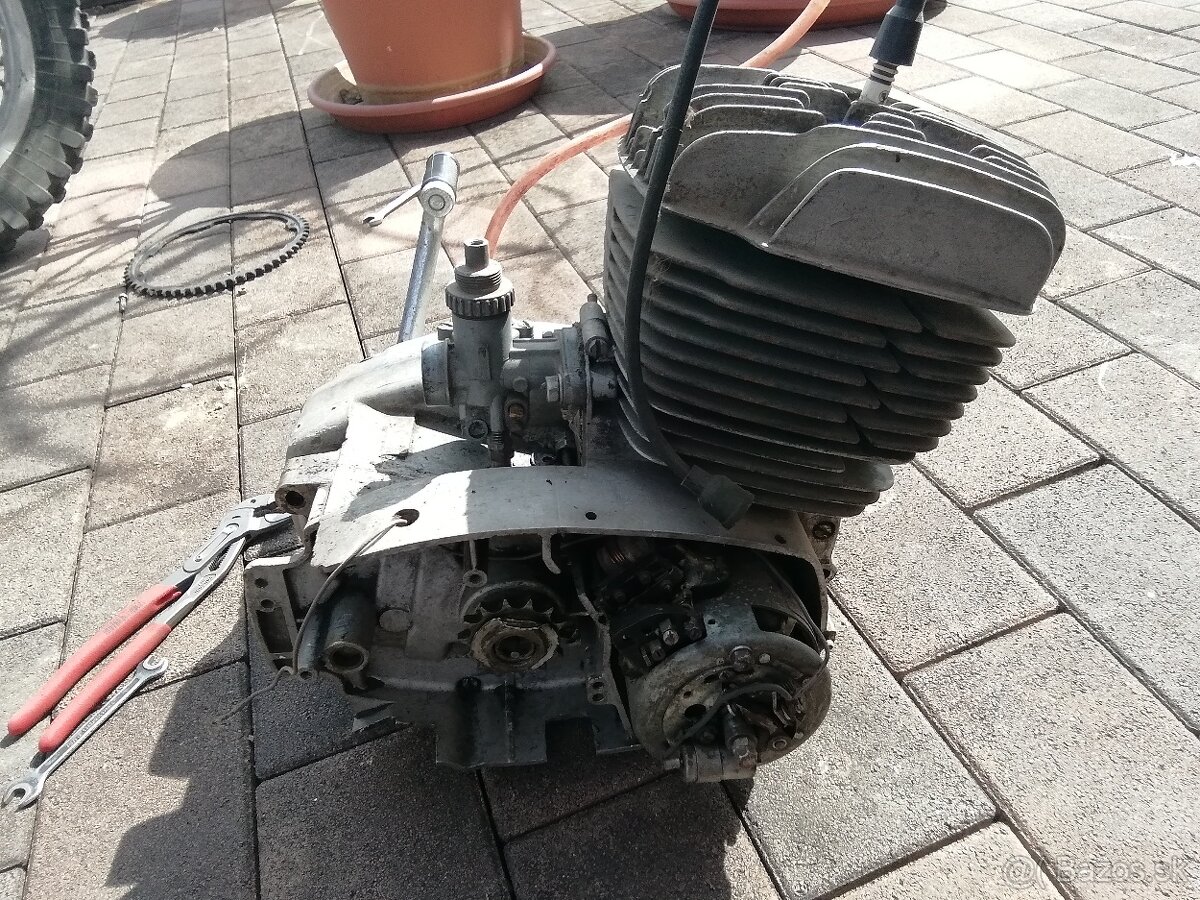 Predam motor CZ 175 typ 477. - 3