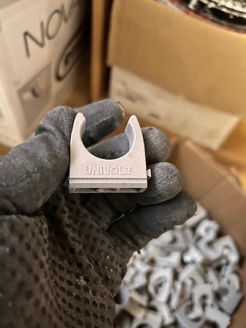 Plast uchyt na trubky - 3