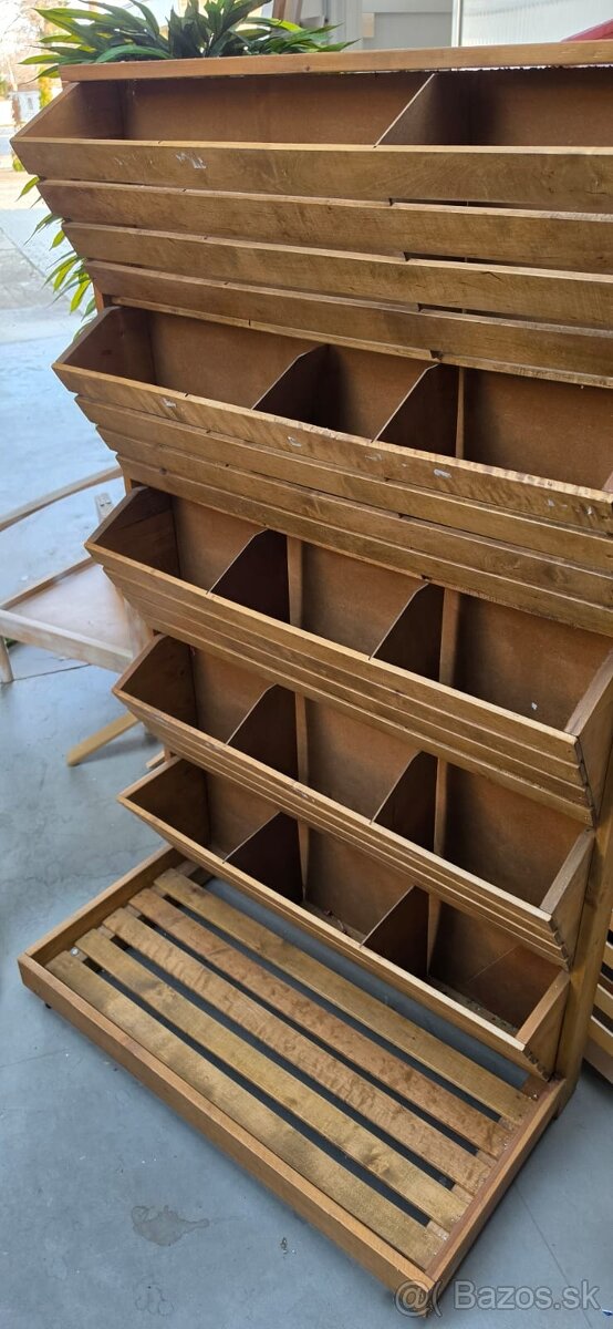 Drevený regál na kvety - 3