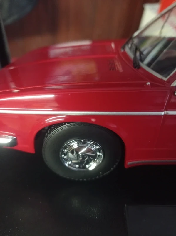 Tatra 613 1:18 Triple9 - 3