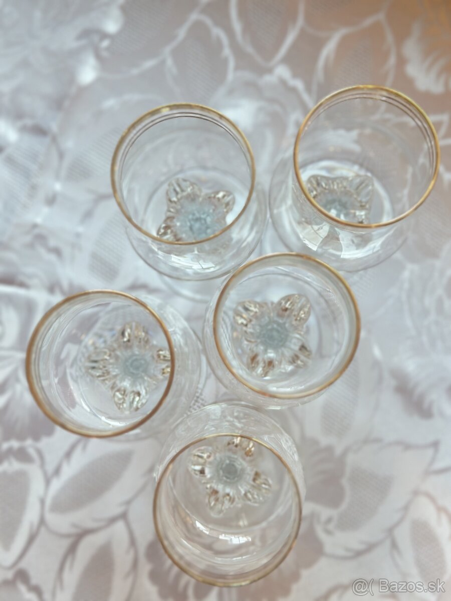 Poháre na stupke so zlatým okrajom - 3
