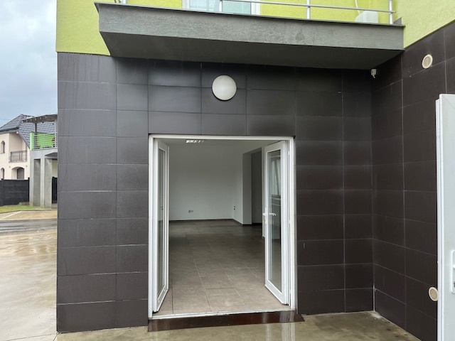 Prenájom priestorov v polyfunkčnom objekte v Snine - 3