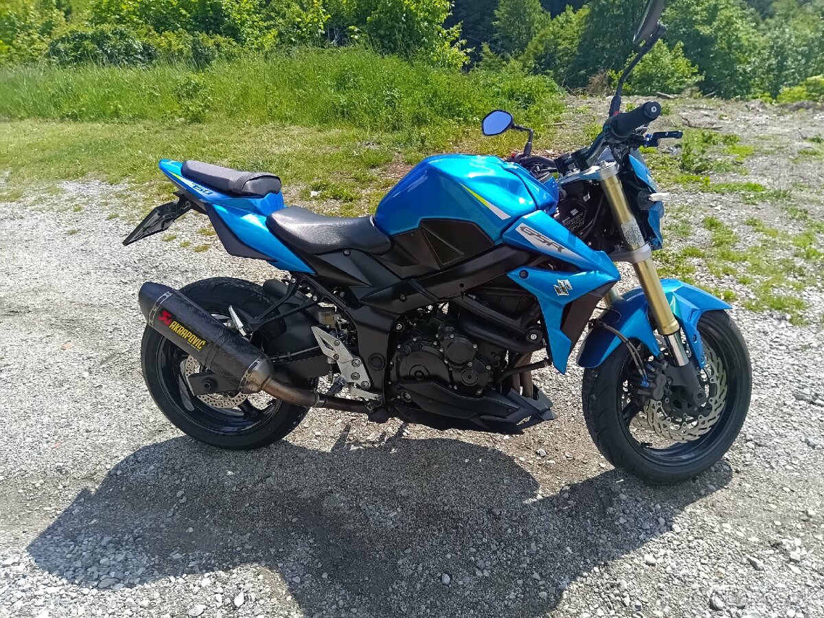 Suzuki GSR 750 - 3