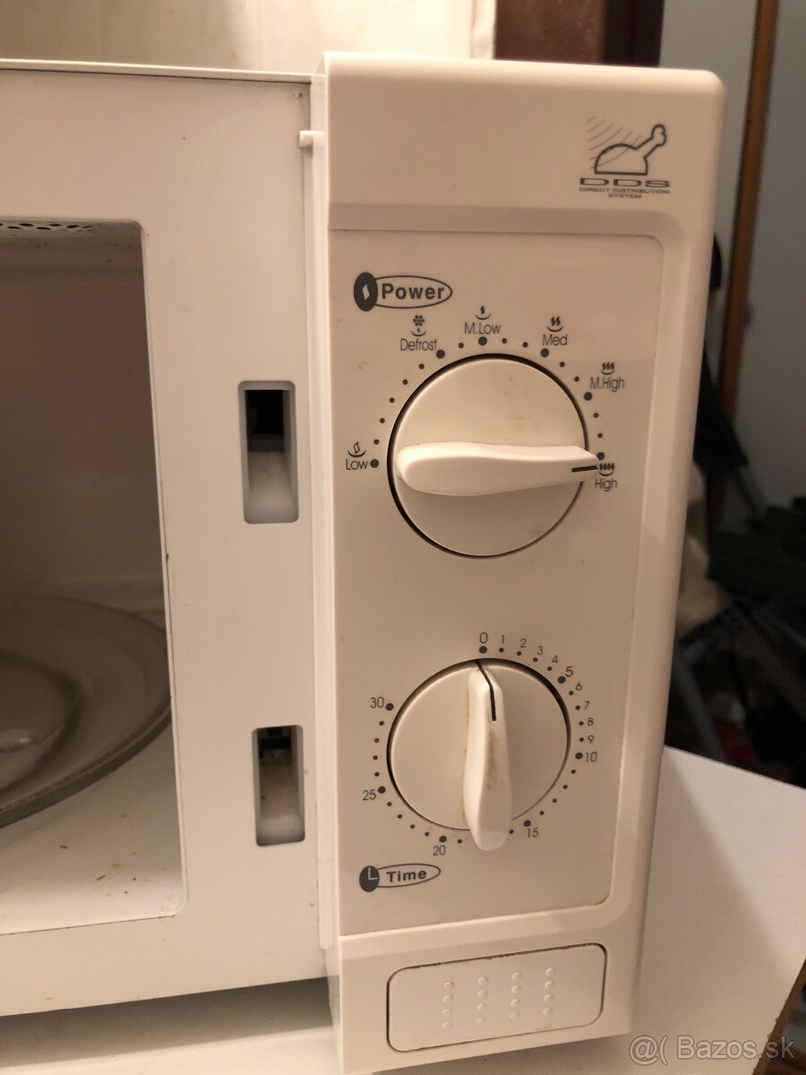 Predám peknú bielu plne funkčnu jednoduchu mikrovlnku za 25e - 3