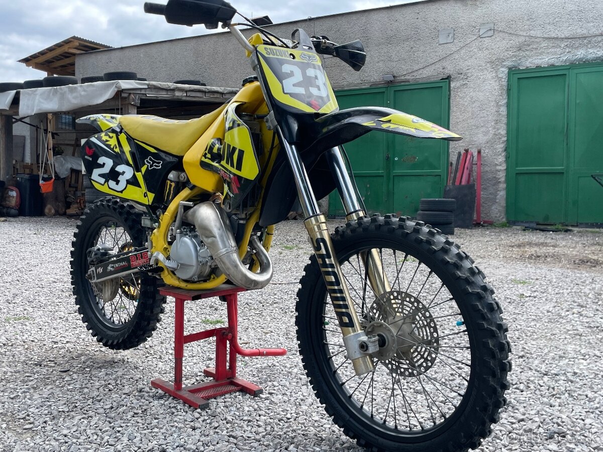 SUZUKI RM 125. 2T