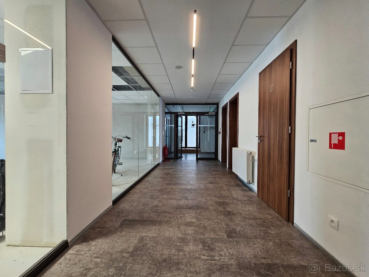 Kancelárske a obchodné priestory, Dominikánske námestie, KE - 3