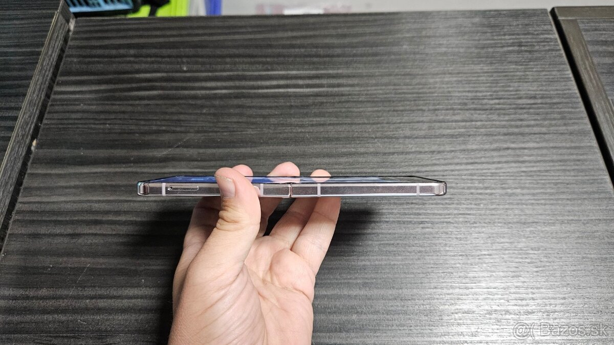 Poškodený Samsung Galaxy Z Flip 5 - 3