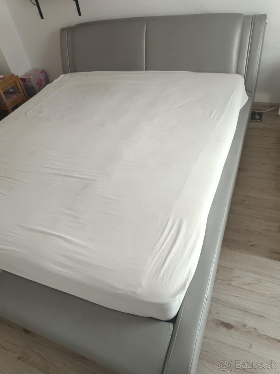 Strieborno sivá koženková manželská posteľ - 3