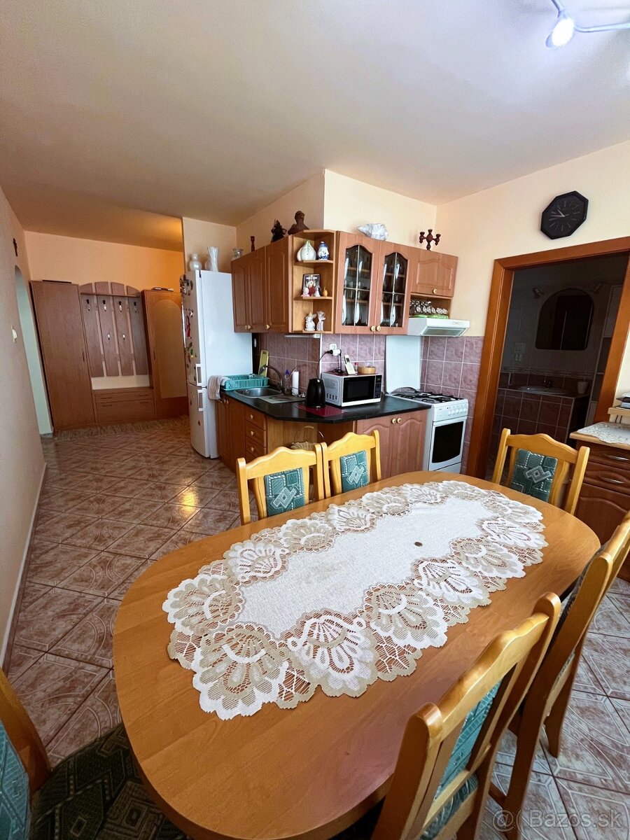 Veľký,zariadený,pekný 3 IB + balkón, ul. Ku Bratke, Levice - 3