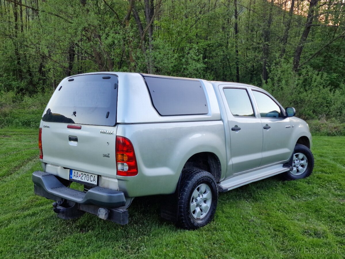 Toyota Hilux 2.5 D-4D 4X4 UZÁVIERKA