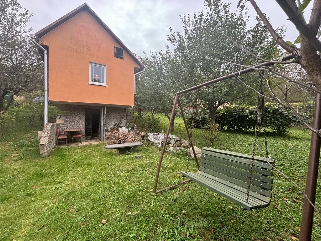 Murovaná chatka so záhradou, Čičky - 3