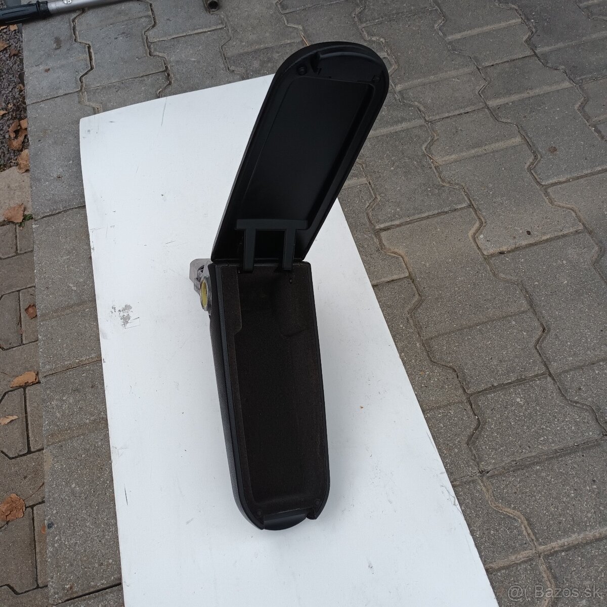 Predám kožennu laktovu opierku original VW - 3