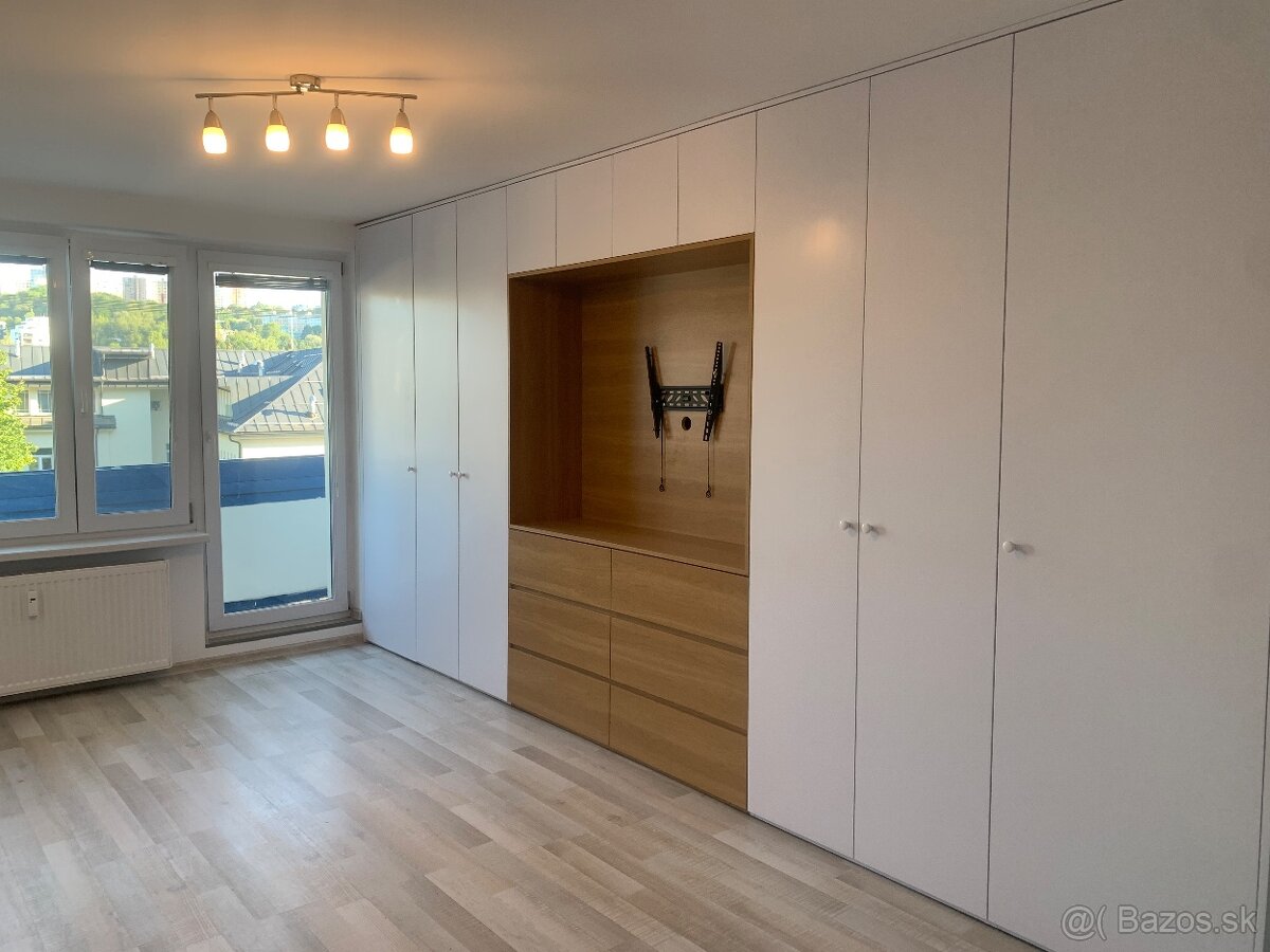 Moderný 2 - izb. byt s balkónom na Strede, P.B. - 3