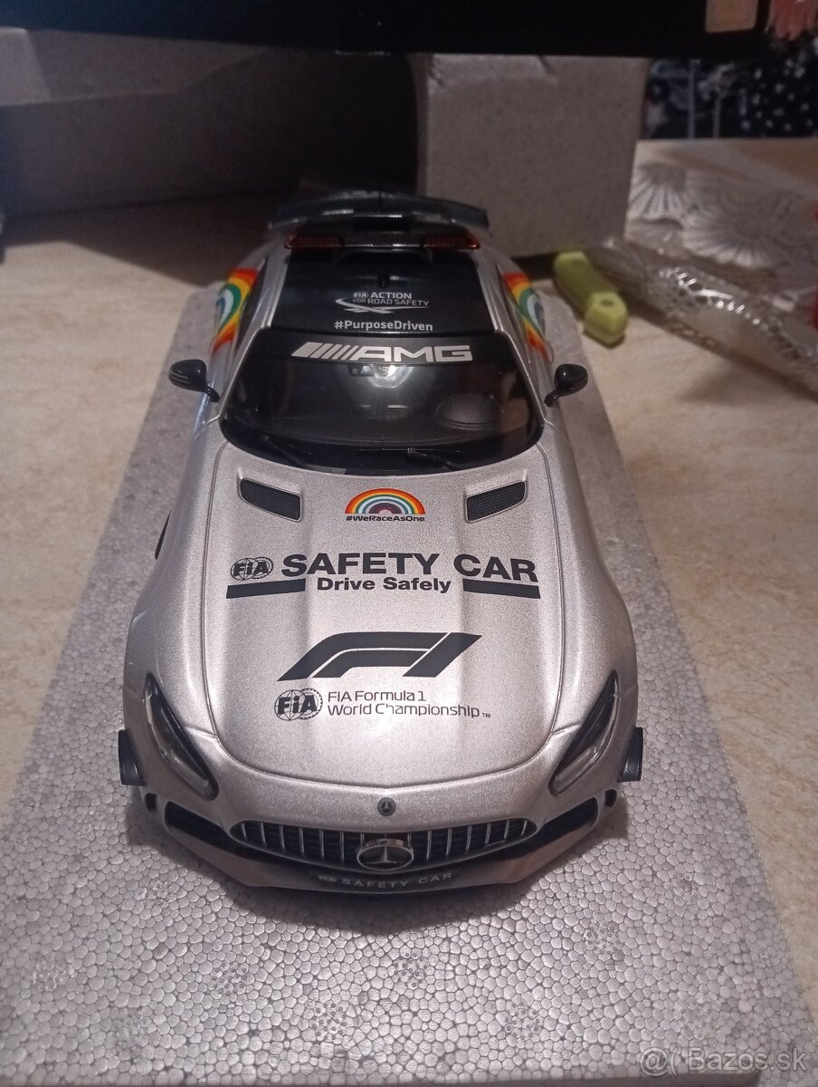 Predám Mercedes AMG GTR 1:18 - 3
