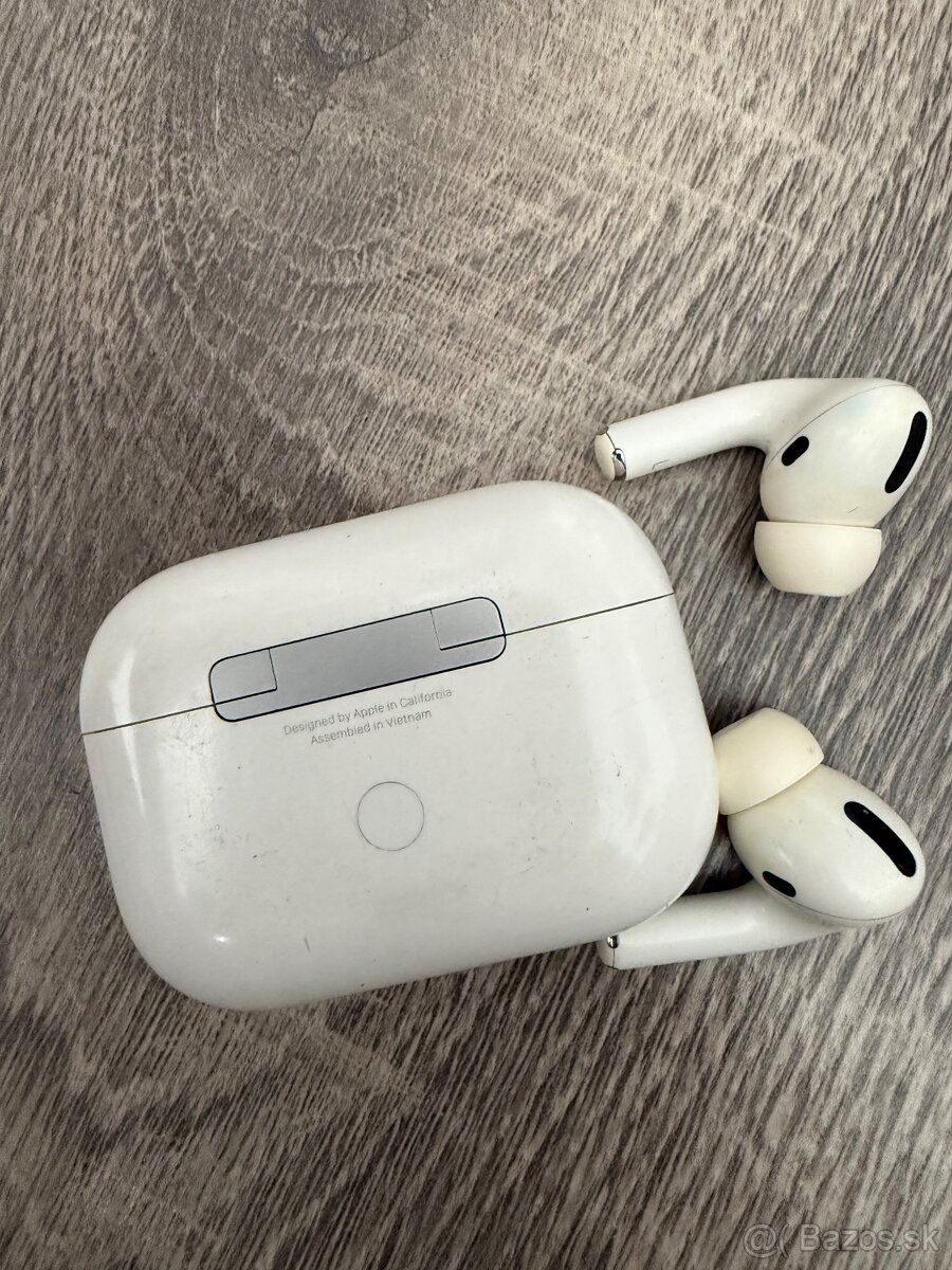 AirPods Pro 1 with MagSafe Charging Case - 3