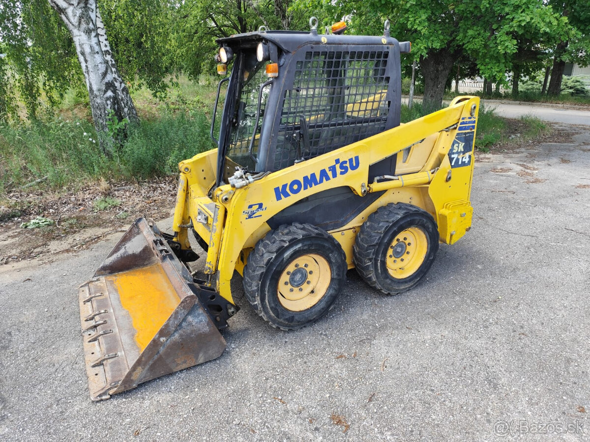 Šmykový nakladač Komatsu SK714. - 3