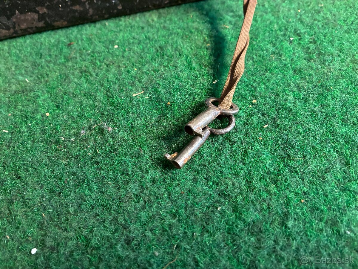 Starožitný kovový trezor - 3