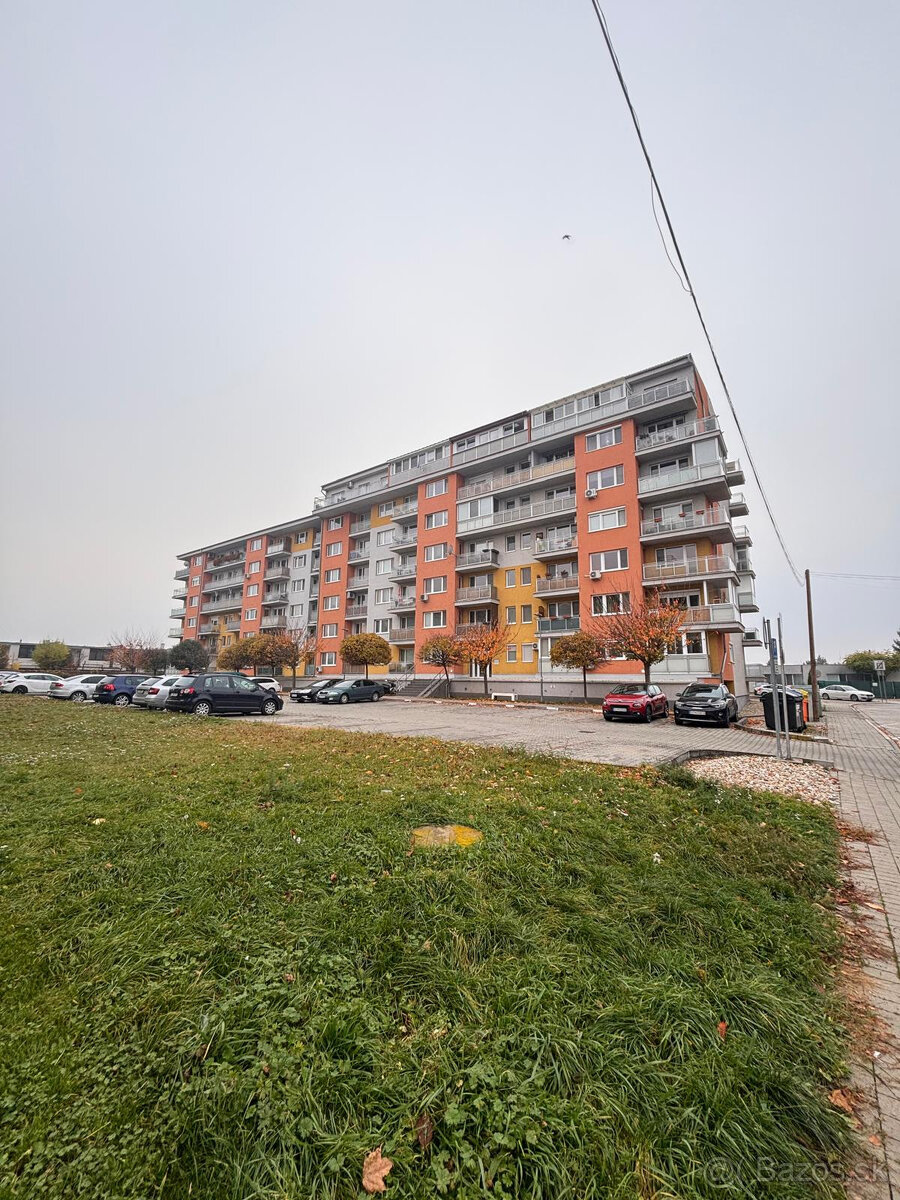 SENEC - NA PREDAJ 2 izbový byt s vlastným parkovaním, pri St - 3