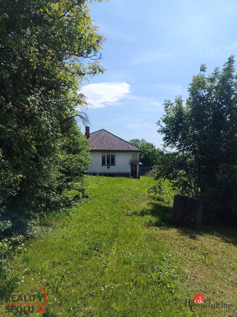 Ideálny pozemok v srdci obce s historickým rodinným domom - - 3