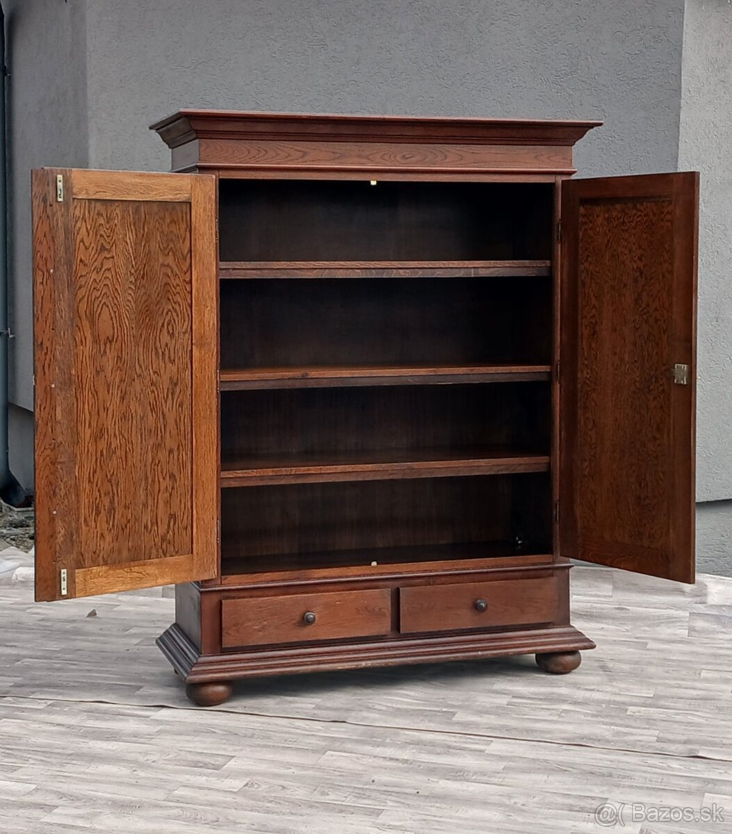 Skriňa dubová s 2 zásuvkami. - 3