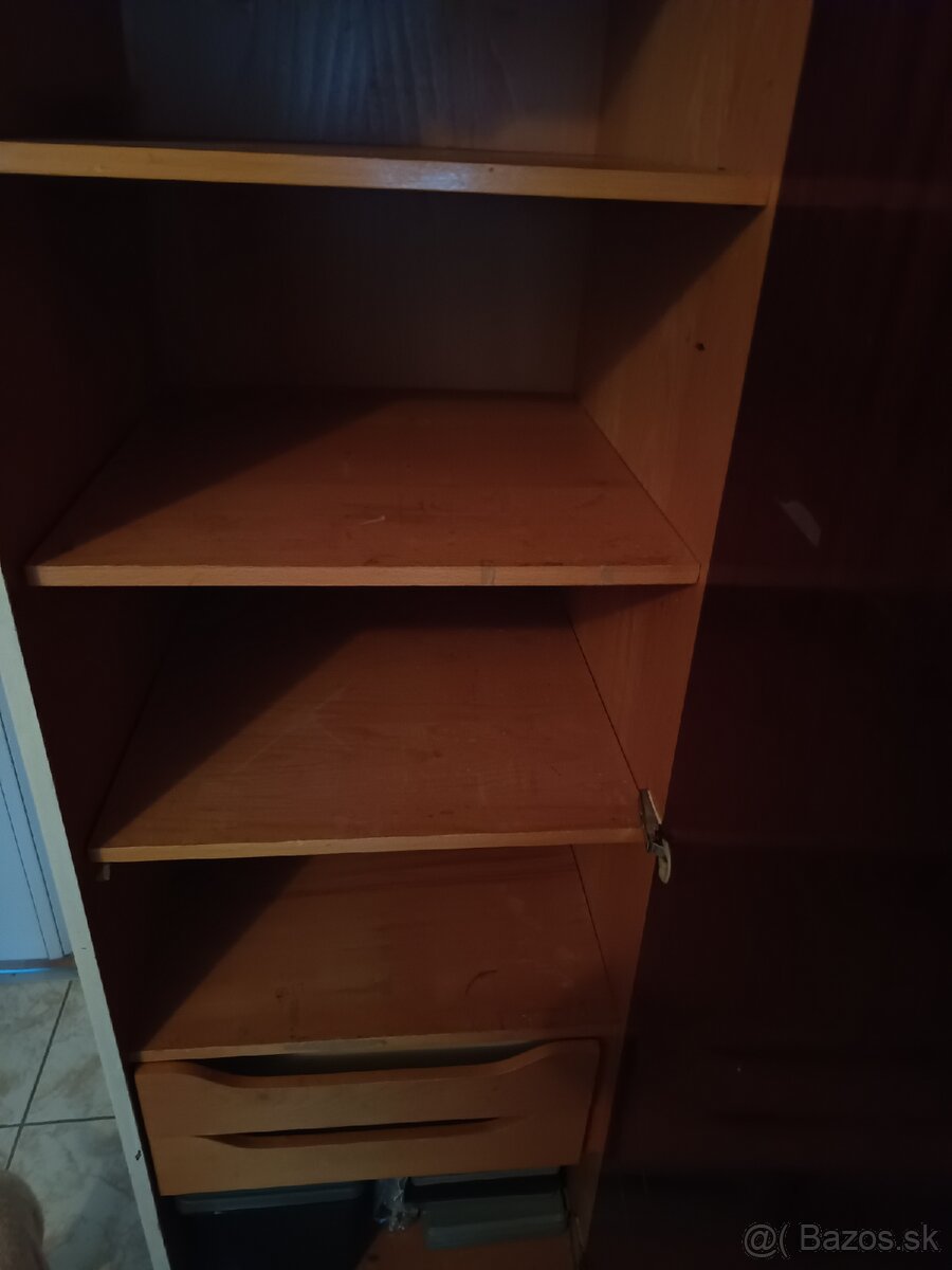 Kvalitna stabilná skriňa s nadstavcom policova - 3