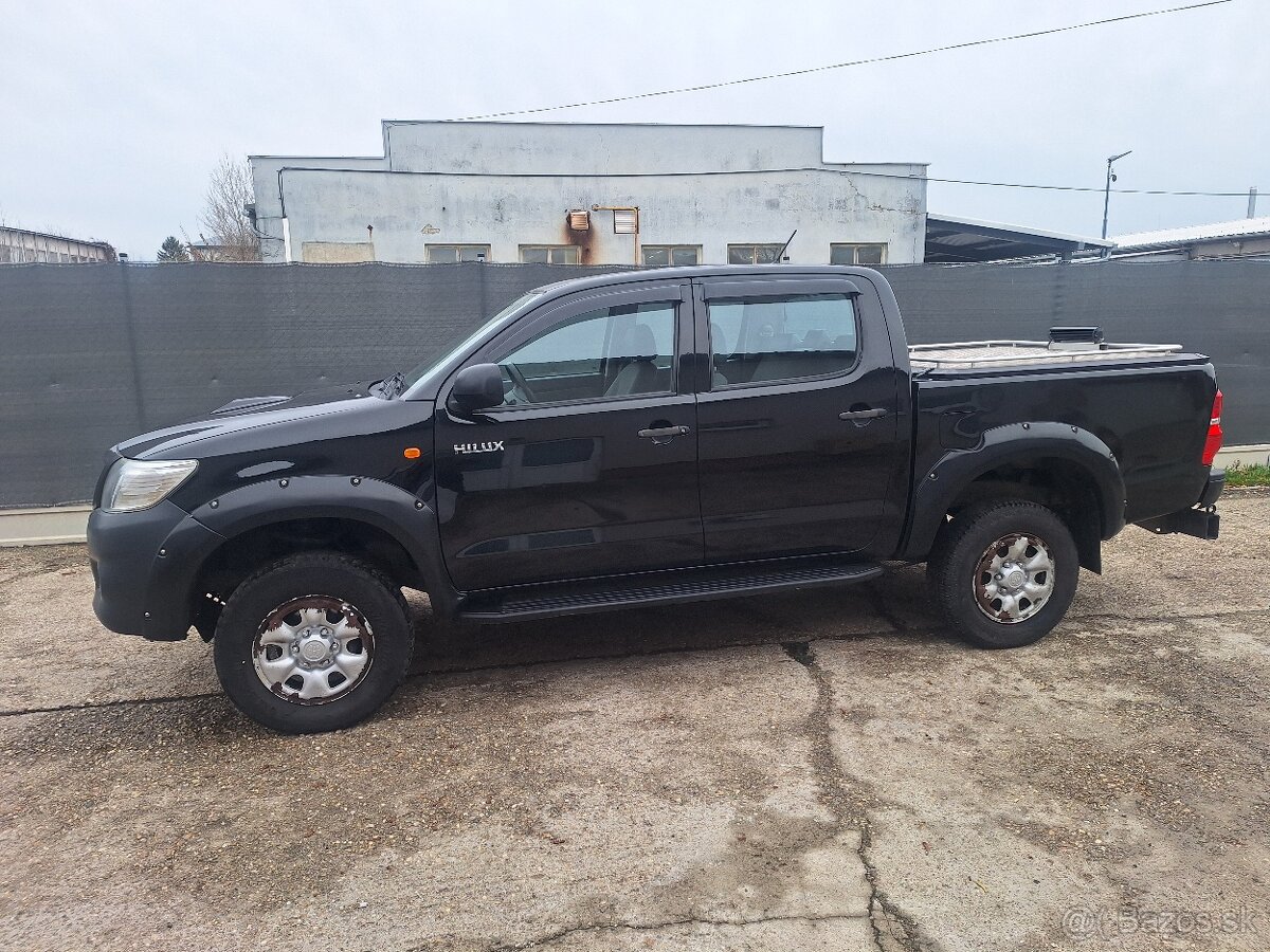 TOYOTA HILUX 2,5 DIESEL 4X4 UZÁVIERKU MA