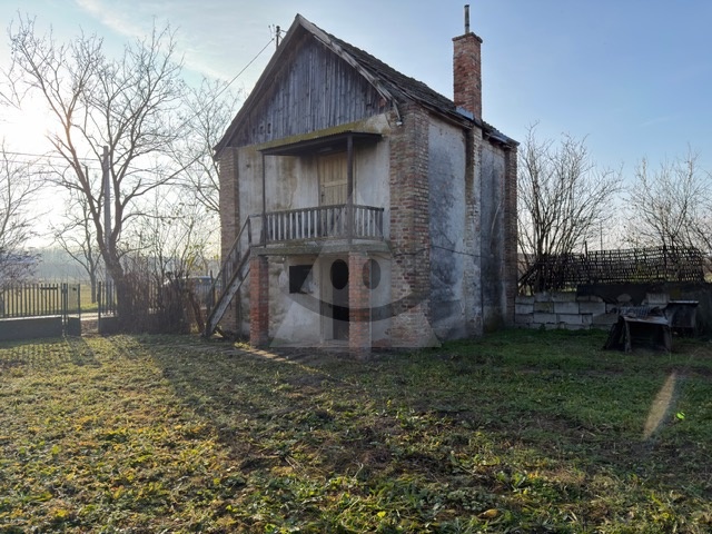 Pozemok s menším domom a prístavbami v obci Trávnik na preda - 3