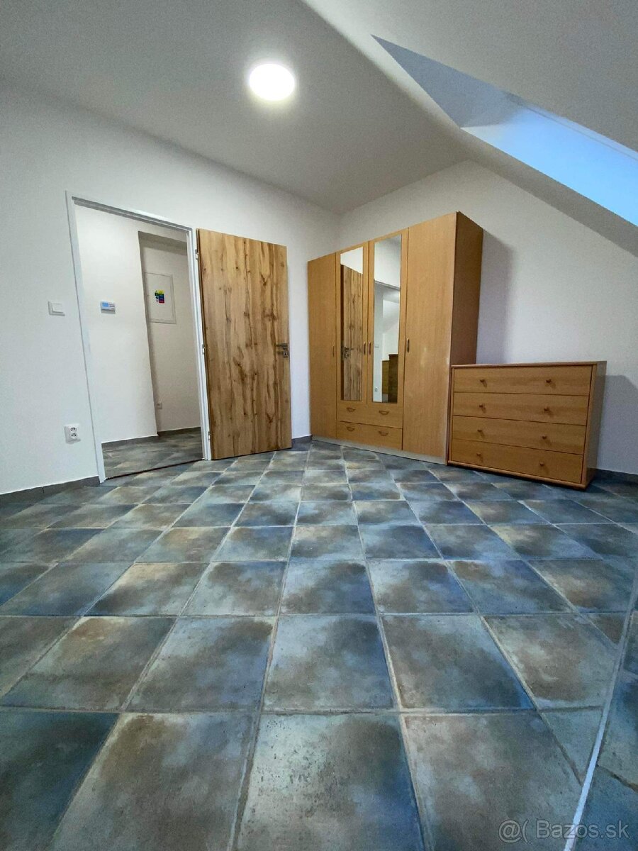 2 izbovy podkrovny byt, Sereď - 3
