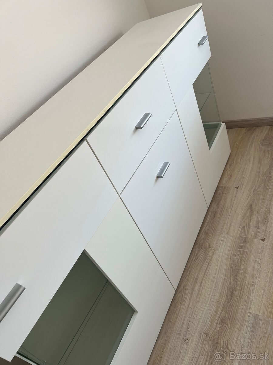 Biela leskla komoda - 3