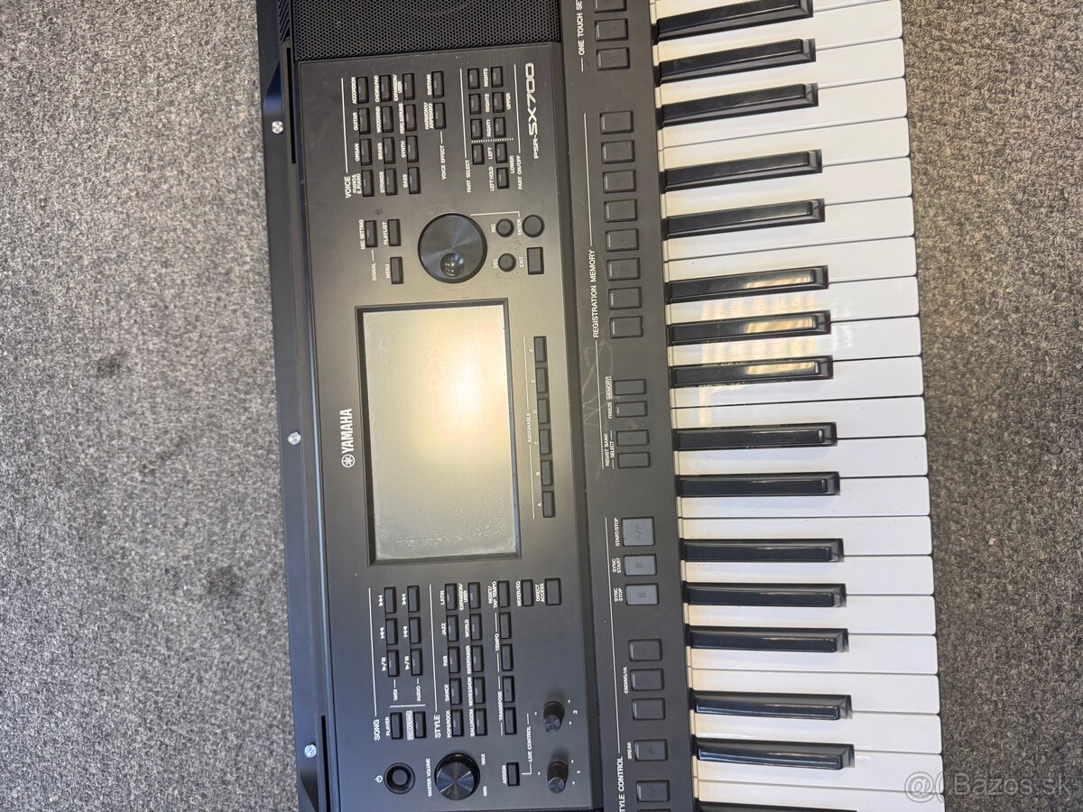 Klavesy Yamaha PSR SX 700 - 3