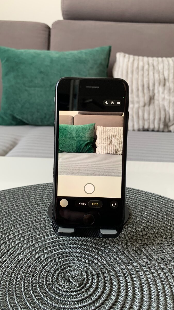 Apple iPhone SE 2020 Black, iOS 26 - 3