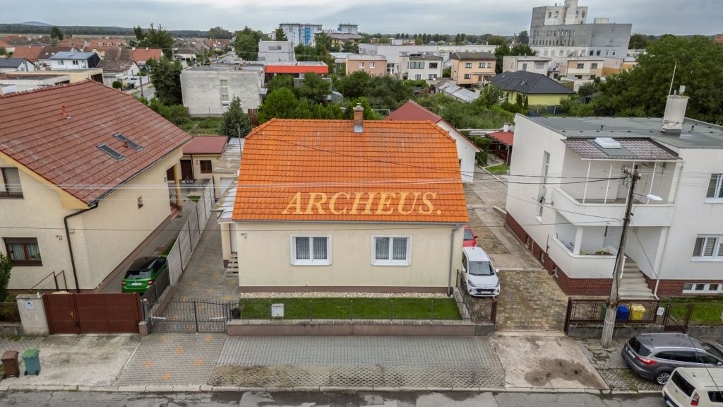 NA PREDAJ RODINNÝ DOM S PRÍSTAVBOU MALACKY, HVIEZDOSLAVOVA - 3