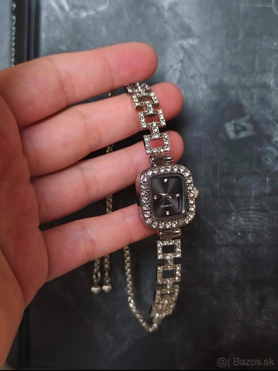 Hodinky s čiernym ciferníkom - 3