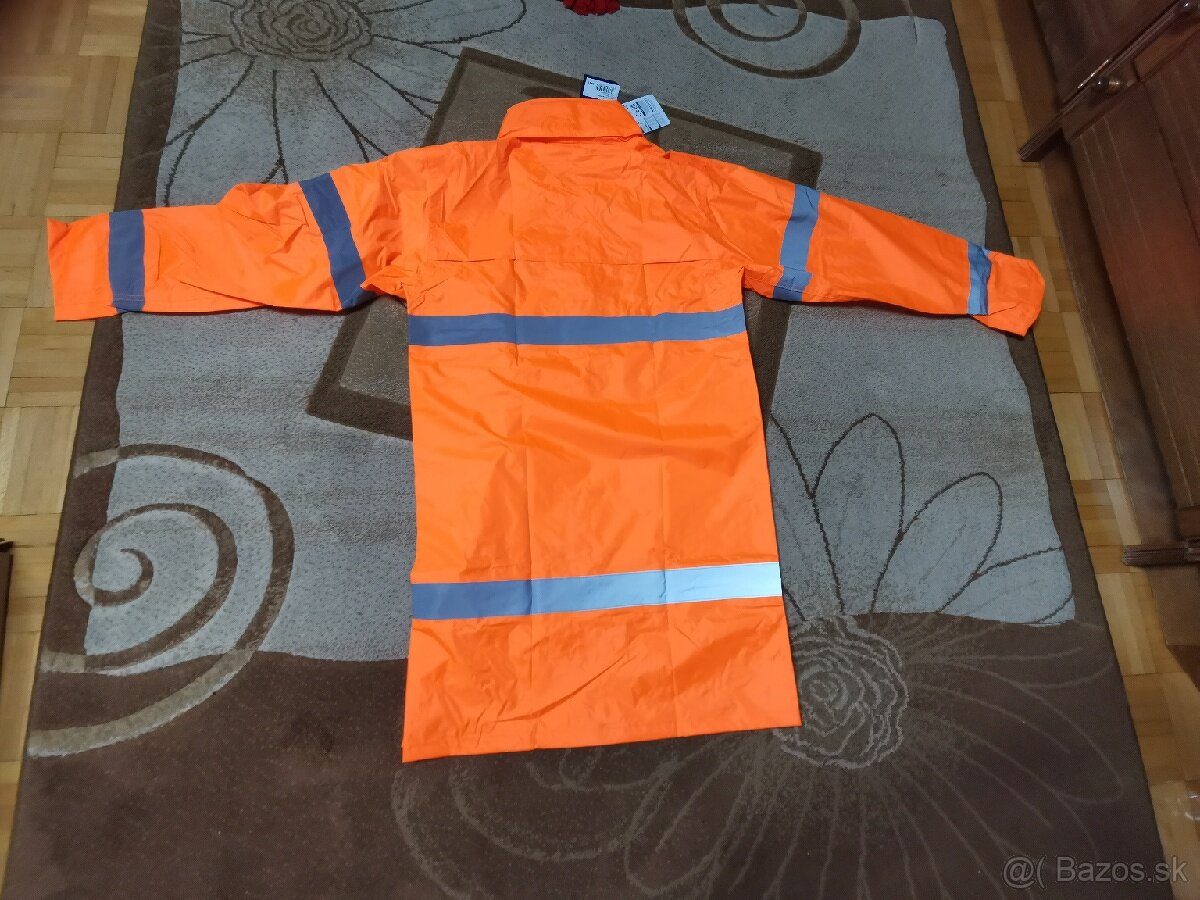 ORANŽOVÝ KABÁT
- 3