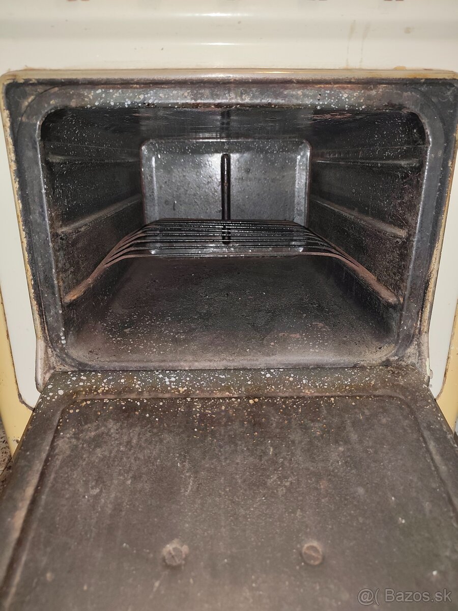 Sporák trojplatňový s rúrou na pečenie. - 3
