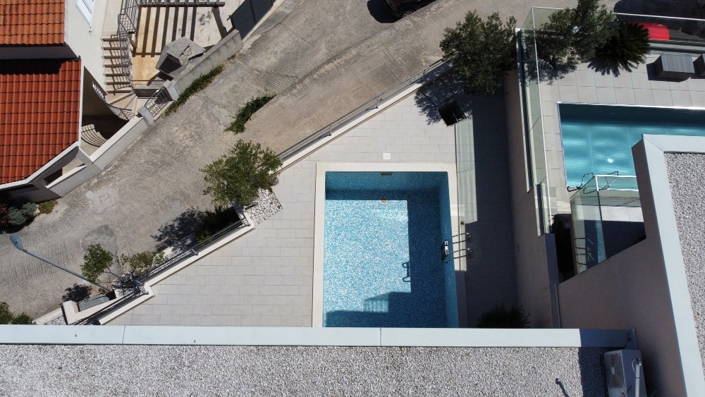 Vila s bazénom len 50 metrov od mora, pri Trogire Chorvátsko - 3