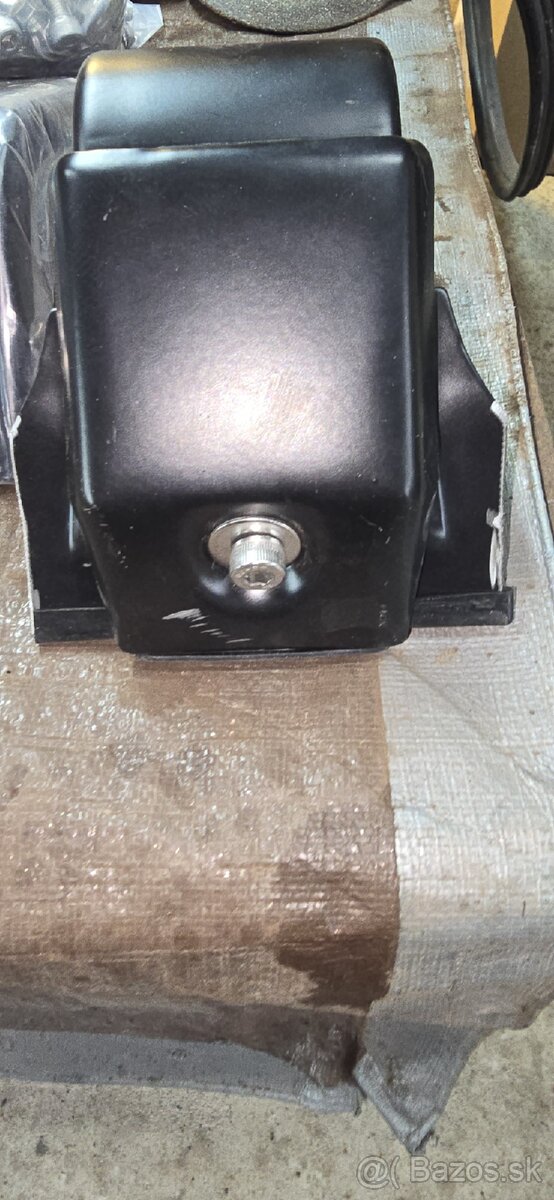 Stresny univerzalny drziak - 3