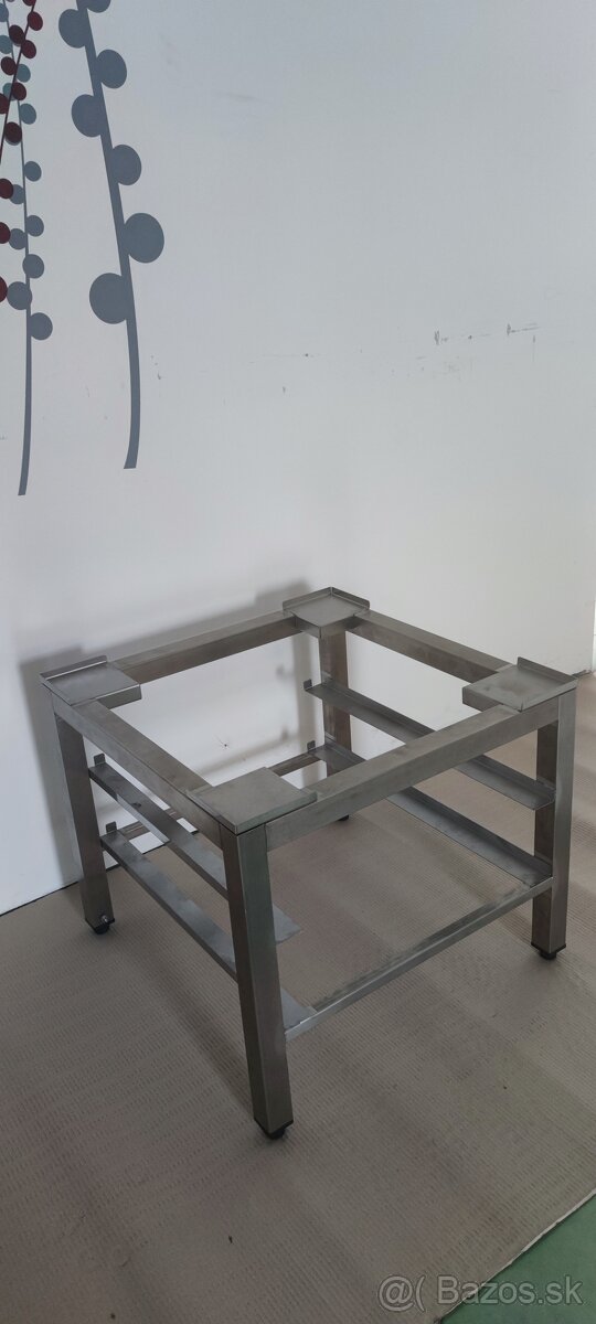 Gastro nábytok do veľkokuchyne. Nerezové police, digestor - 3