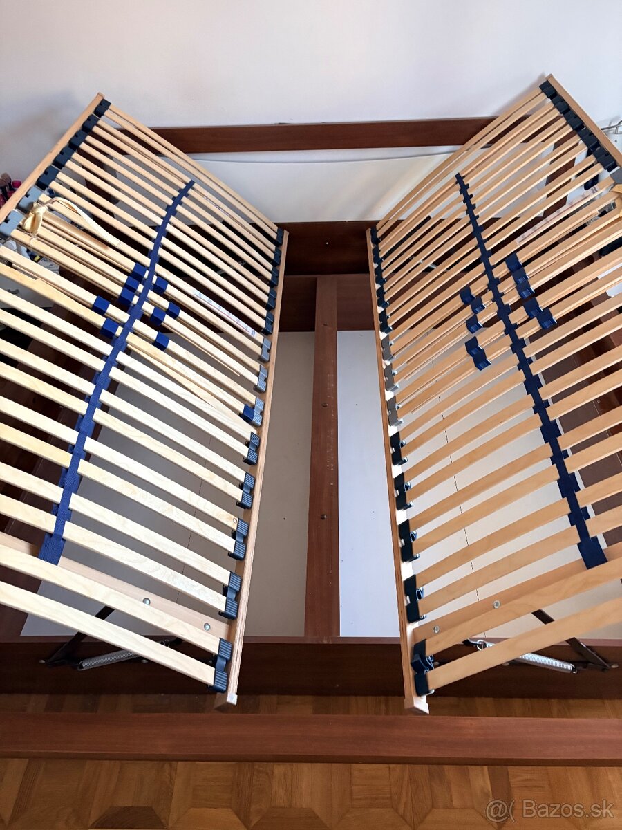 Predám manželskú posteľ s noč stolikmi a s 3 komodami - 3