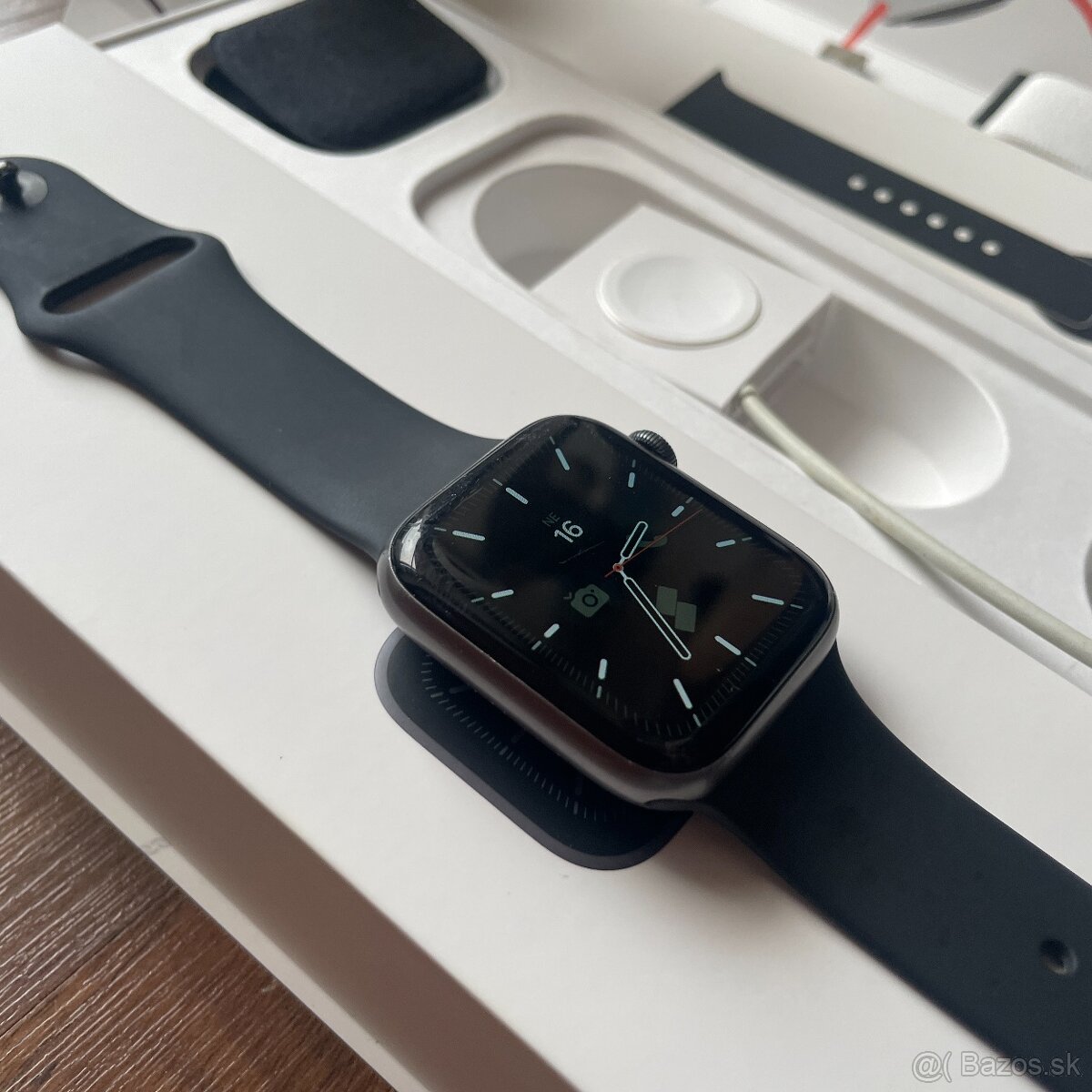 Predám Apple Watch 5 44mm - 3
